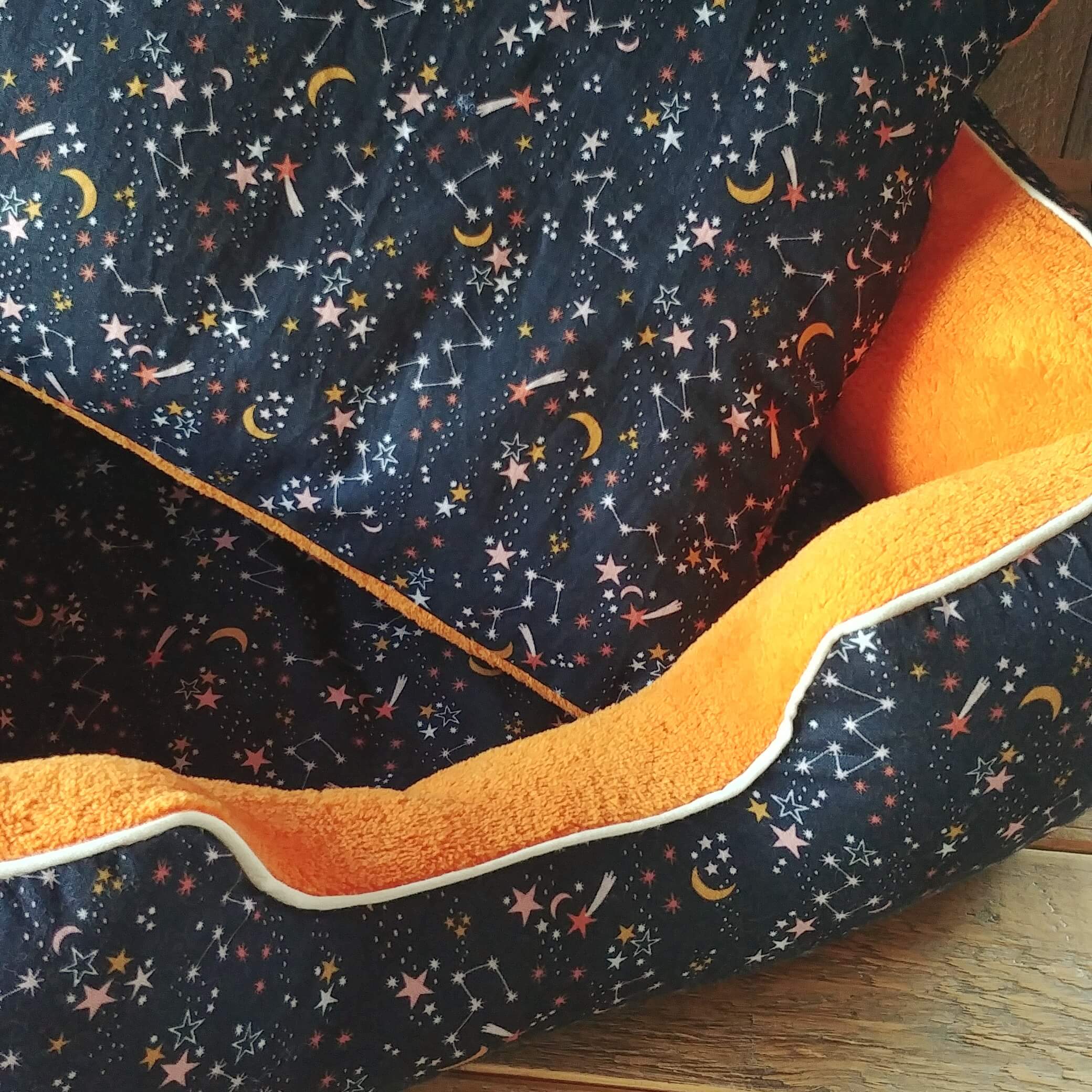 Vue du coussin côté imprimé du panier pour chats "Constellations"